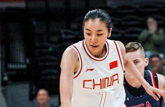 中国女篮在和巴西队的热身赛里，经过加时苦战，最终以74比69拿下比赛，赢了对手5