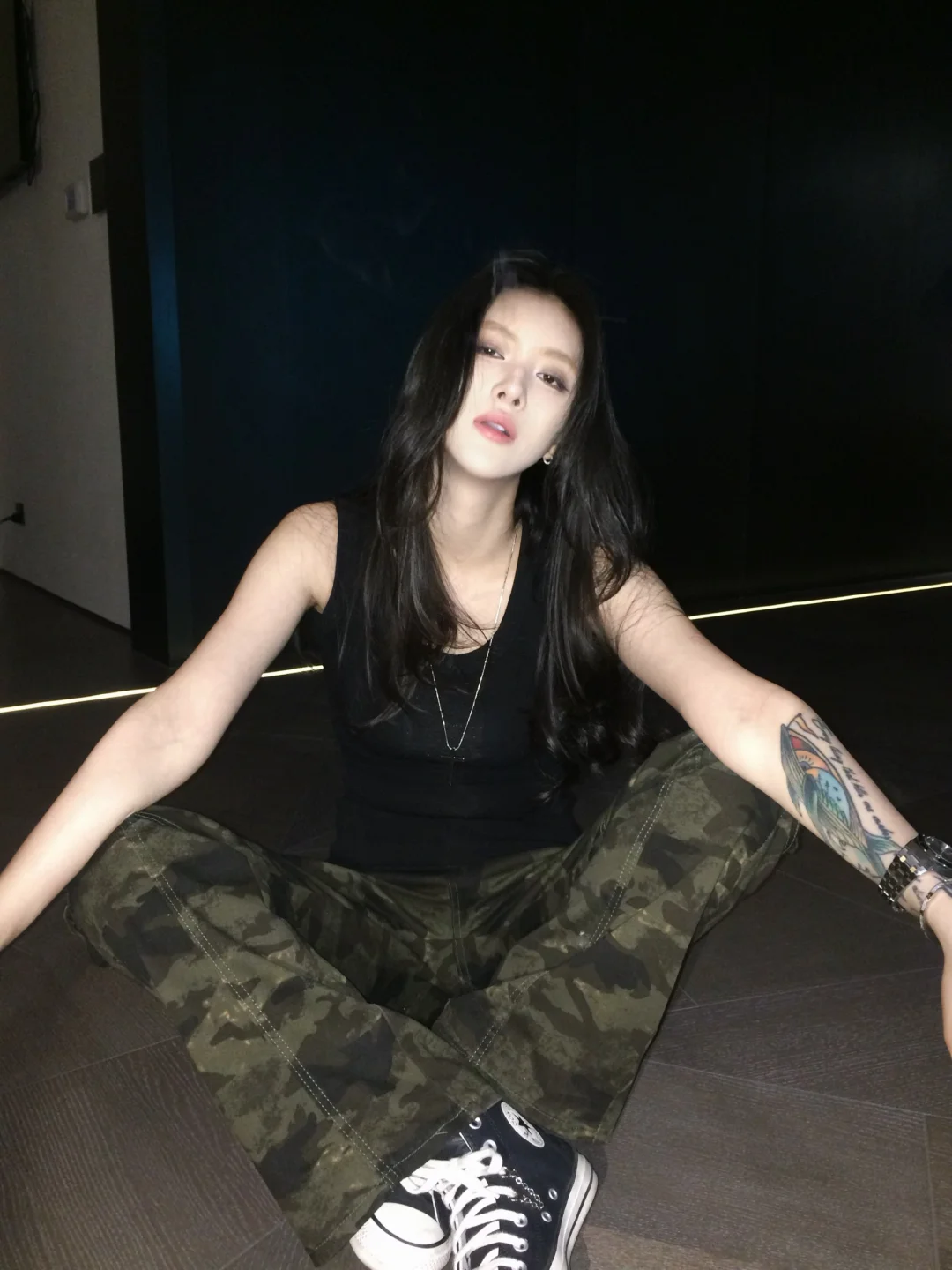 头发剪短了一点