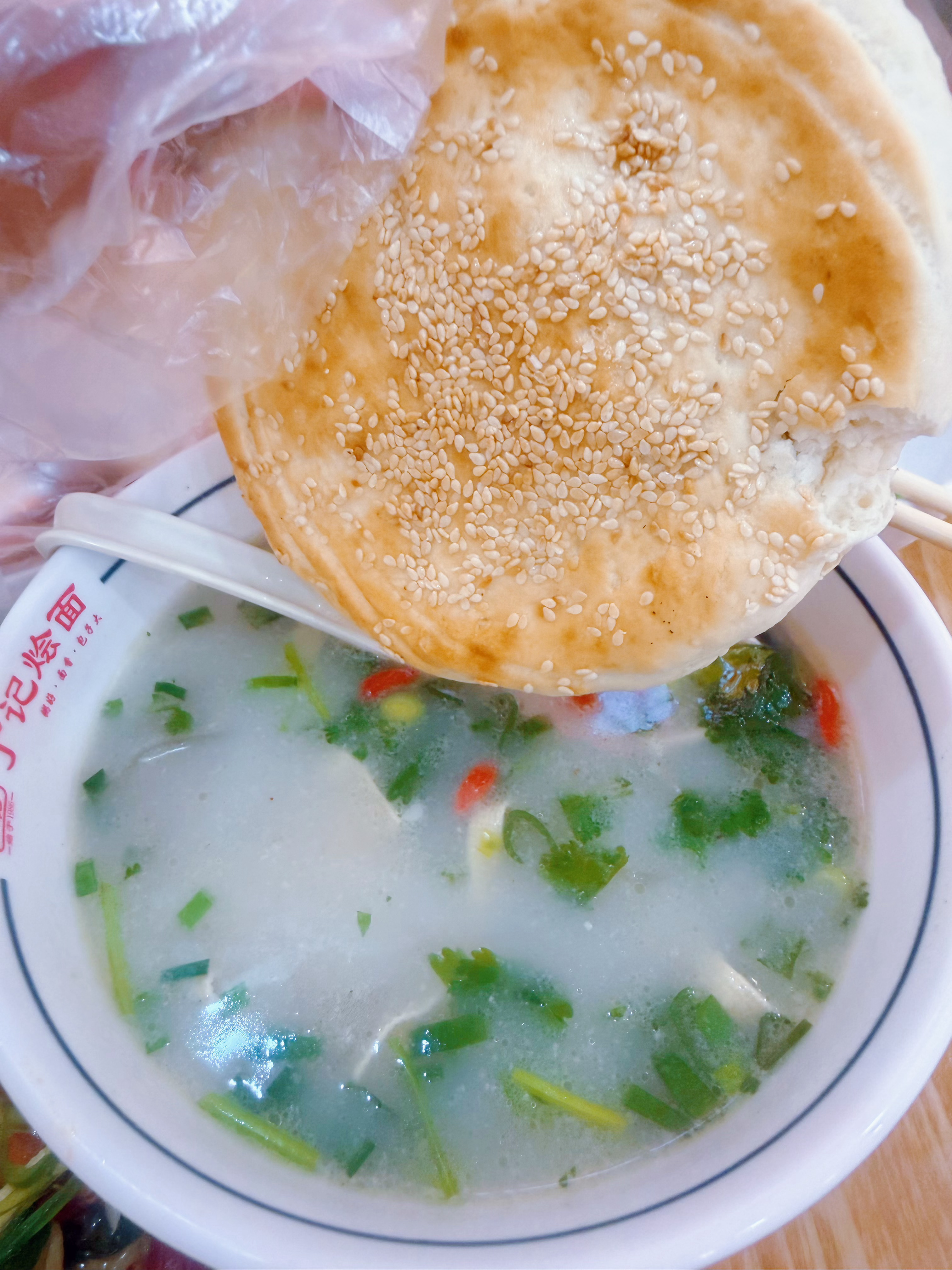 来吃烩面啦，店里在放《成都》》 