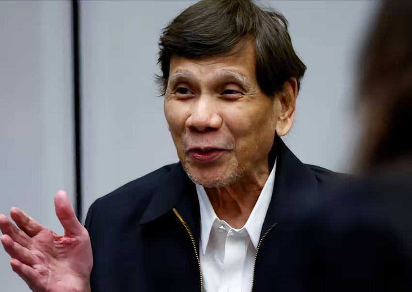 这还是菲律宾前总统杜特尔特吗？
被捕一年半后，杜特尔特首次出庭，与去年被抓时，简