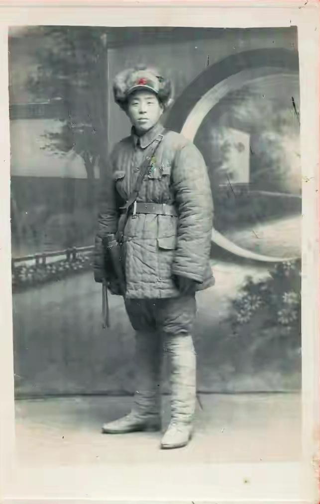 1937年，黑龙江地主黄有带300鬼子进山，他天天吃日军罐头，鬼子以为他贪嘴，五