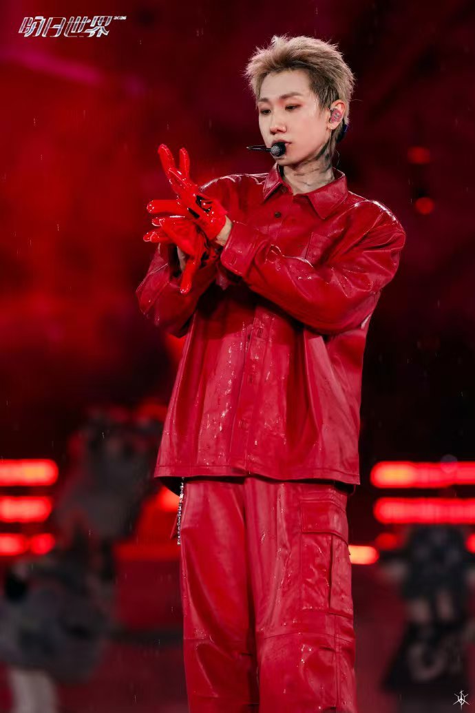 汪苏泷就是这样很火人又很好 演唱会座无虚席，全场大合唱从不缺席。对待舞台极致认真