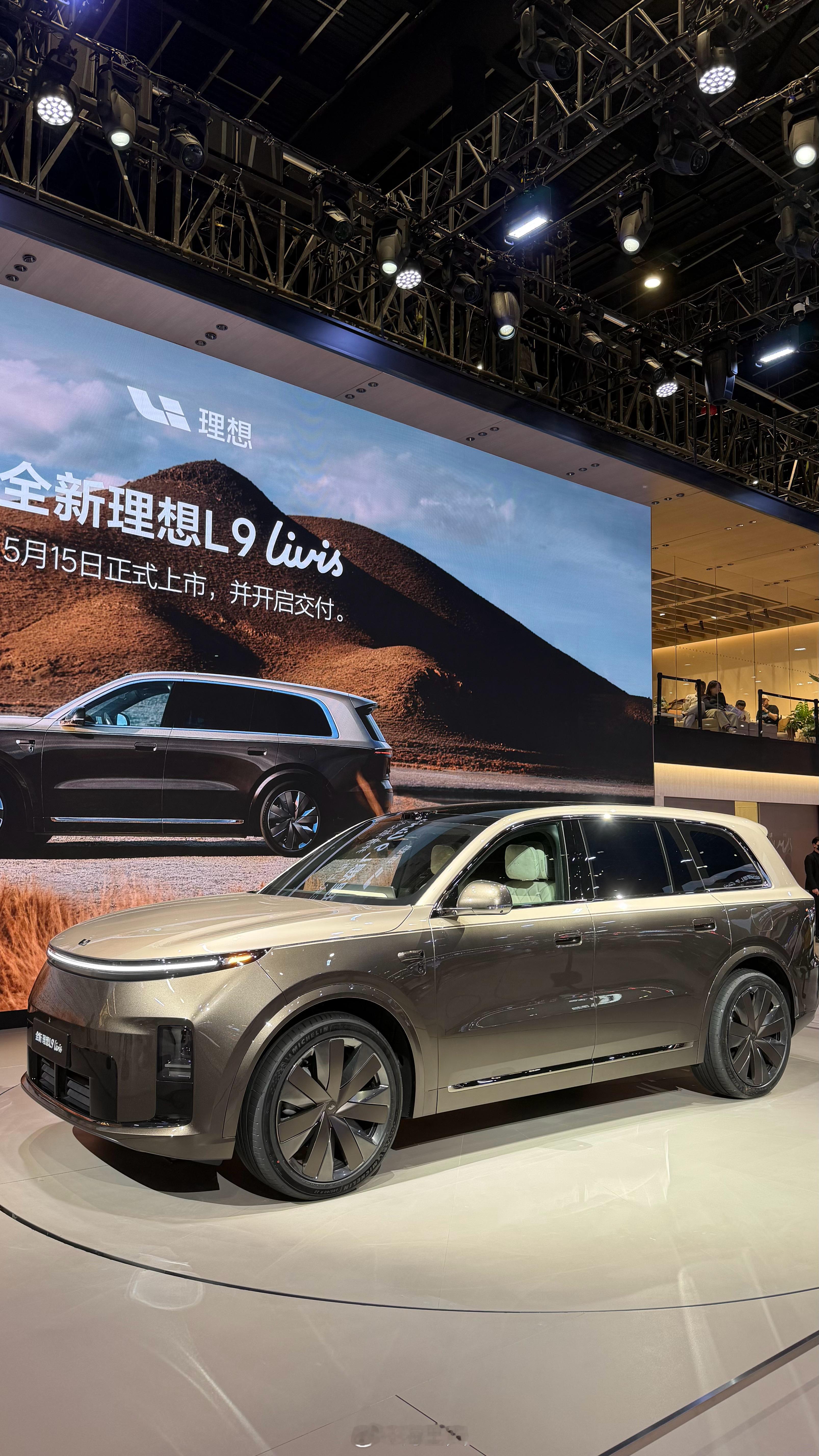 去看了北京车展。本来冲着理想 L9 livis 去的，结果现场不让碰车，只能远远