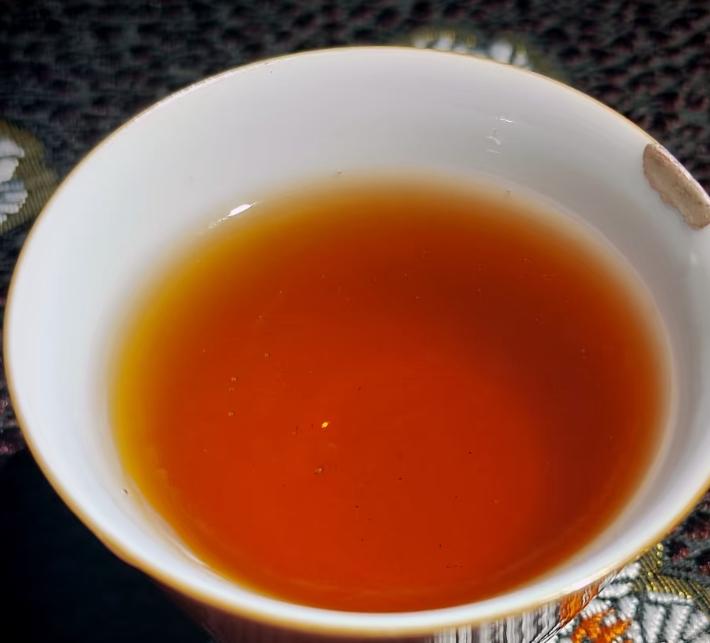 喝普洱茶30年，存普洱茶有24个年头，最早对普洱茶也不懂，那时候就觉得这“绿茶”