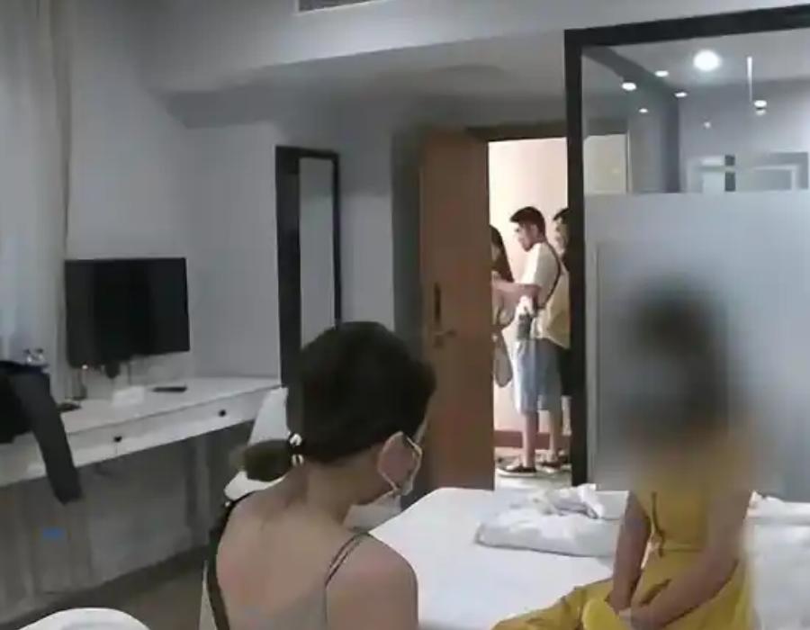 江苏南京一男子和女友入住某酒店 463 房间一晚430元，晚上八点半男子穿内衣坐