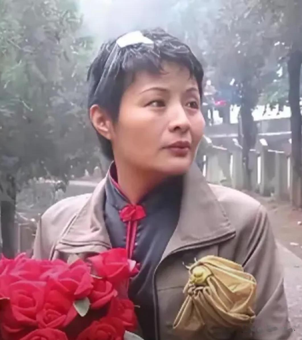 老山最催泪的15元！一句平凡借钱，成女兵一辈子的执念与遗憾
 
1984年，老山