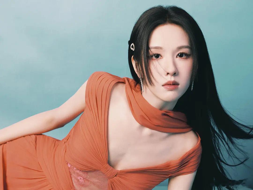 们陈都灵又带着白幼薇来了，裙子是ES的耶