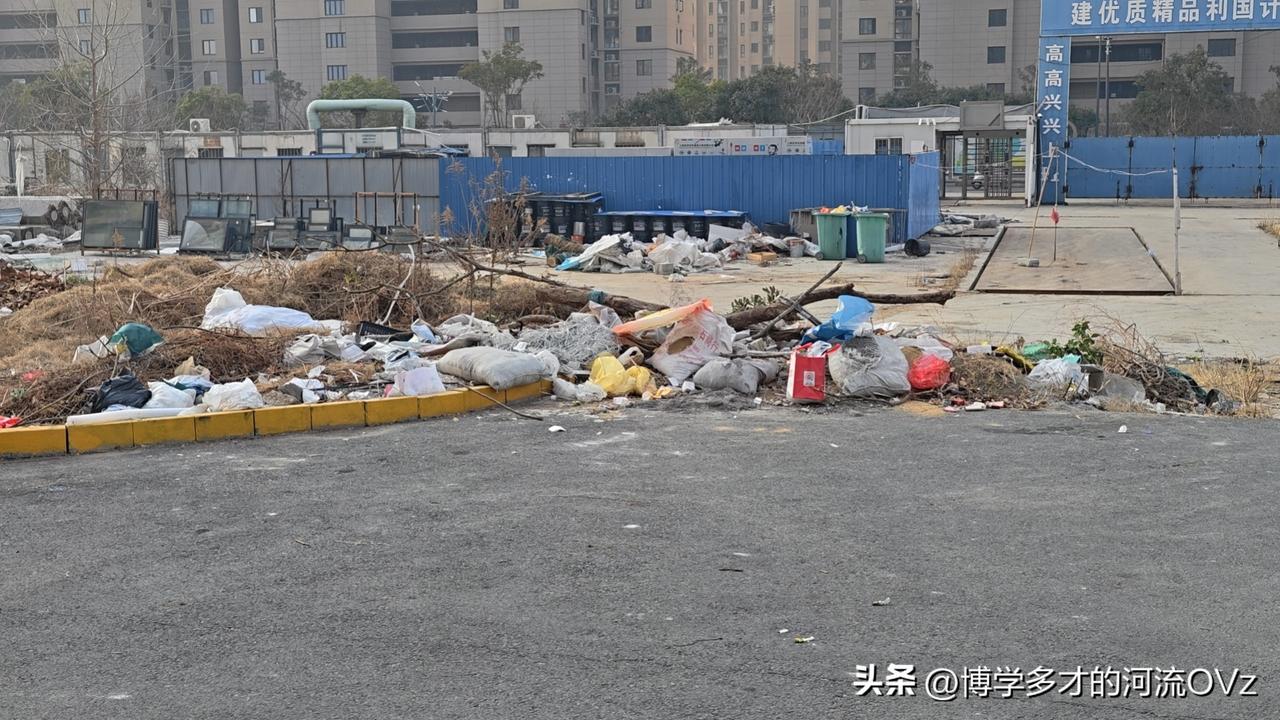 今天是金碧物业走后的第97天，大明物业的第5天。

不知为什么这里变成了垃圾场？