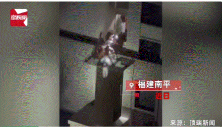 这就是生女儿最怕的地方。
福建一个女孩，为了和男友出去玩，不敢走大门就爬窗户，她