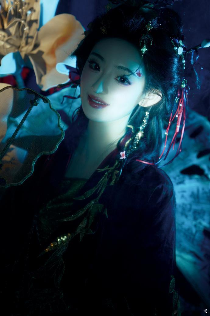 杨雨潼彼岸花拟人杨雨潼从可爱白鹤淮变身清冷彼岸花！中式美学撞色惊艳，这波反差太会