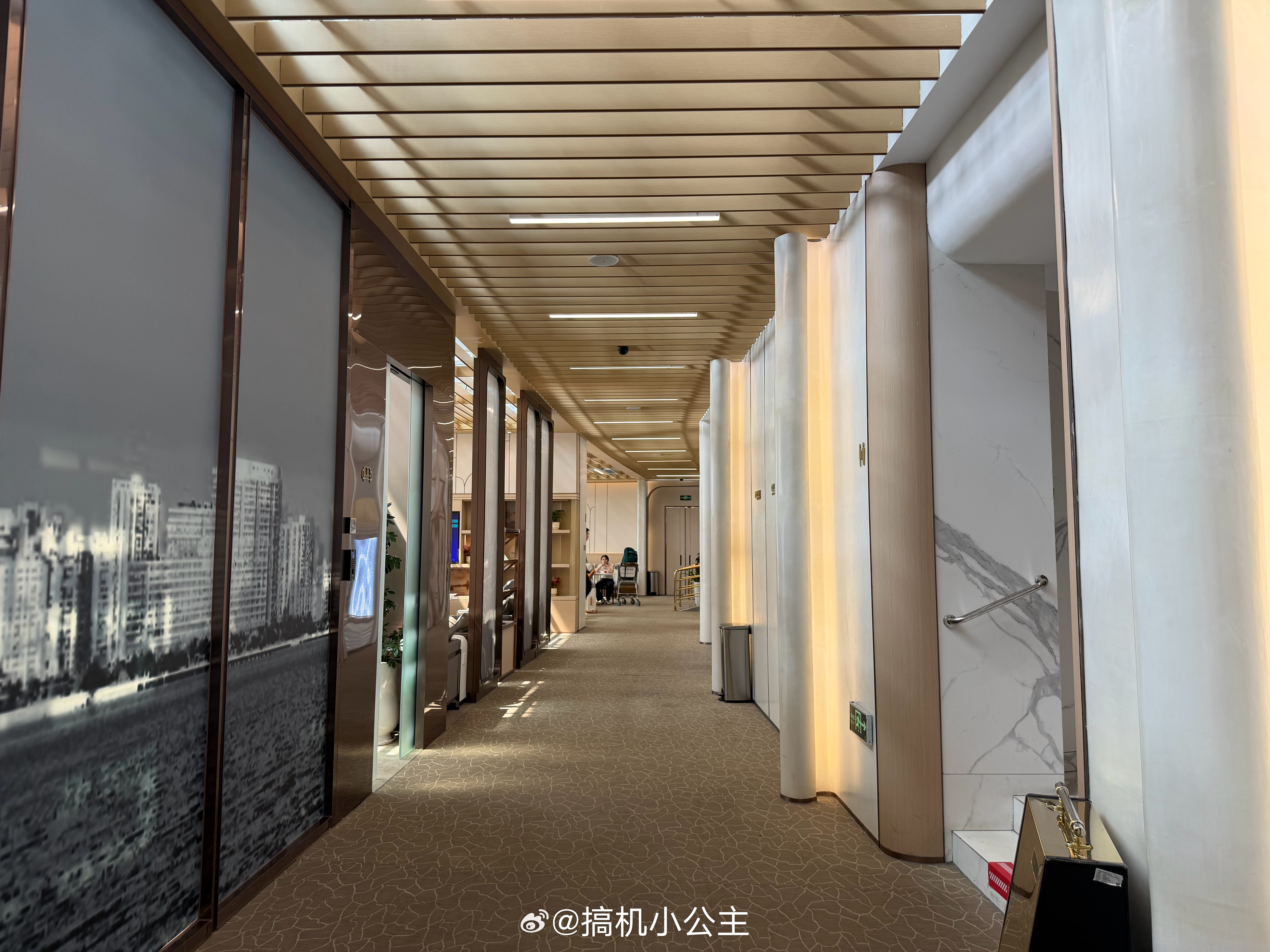 果然是省会，海口机场的休息室比三亚的洋气多了  ​​​