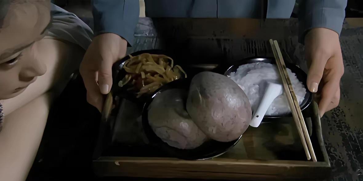 这就是导演能想象到最苦的生活了吗？起码得把美甲卸了吧