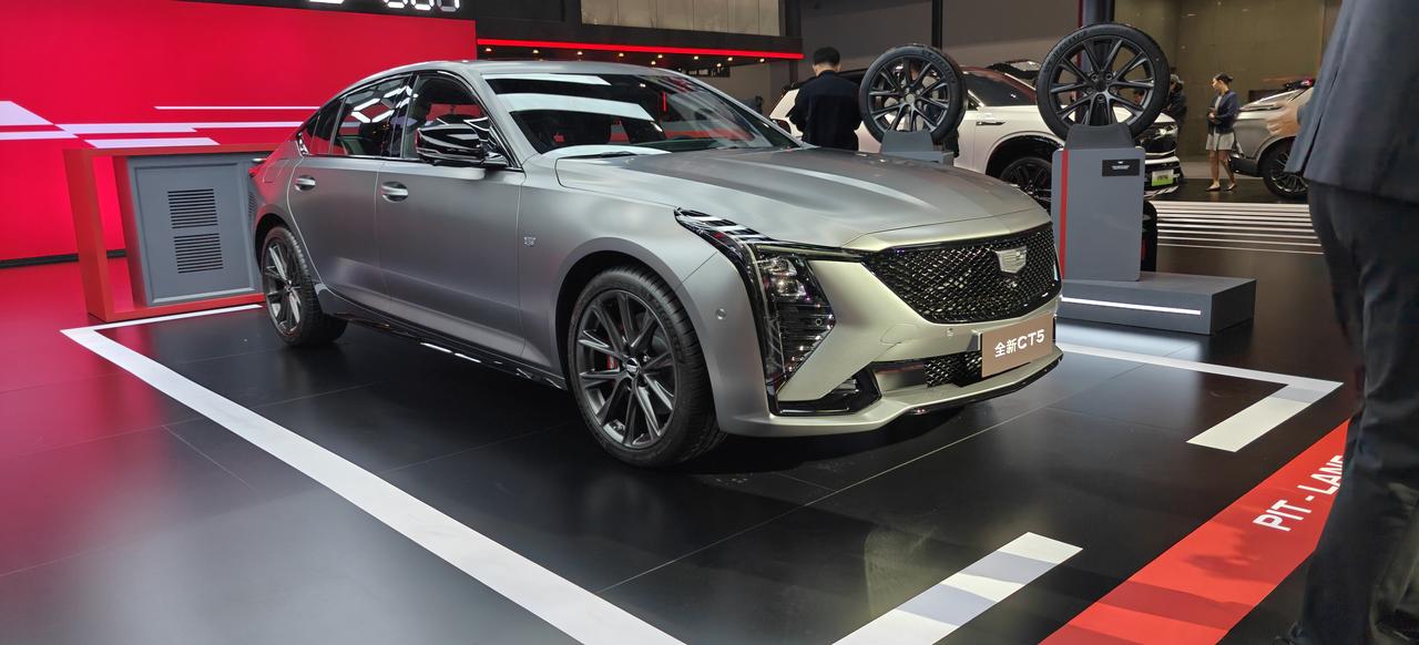 全新凯迪拉克CT5这次主打的“飓风哑光灰”新颜色，质感超级高级，出厂就自带“满改