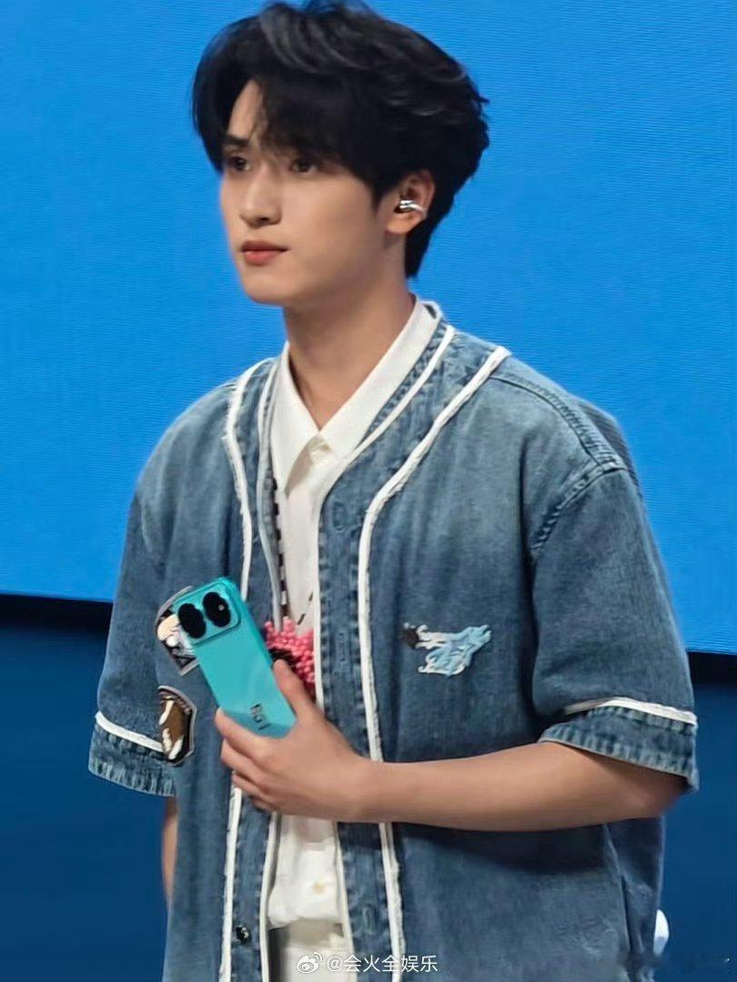 这么优越的侧颜竟然一下有七个时代少年团七个绝美侧颜同框也太绝啦！风格各有各的好看