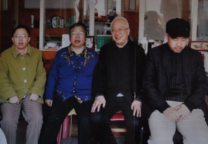 1990年，49岁的核武器研制专家魏世杰退休，带着妻儿返回家乡。没想到，妻子和女