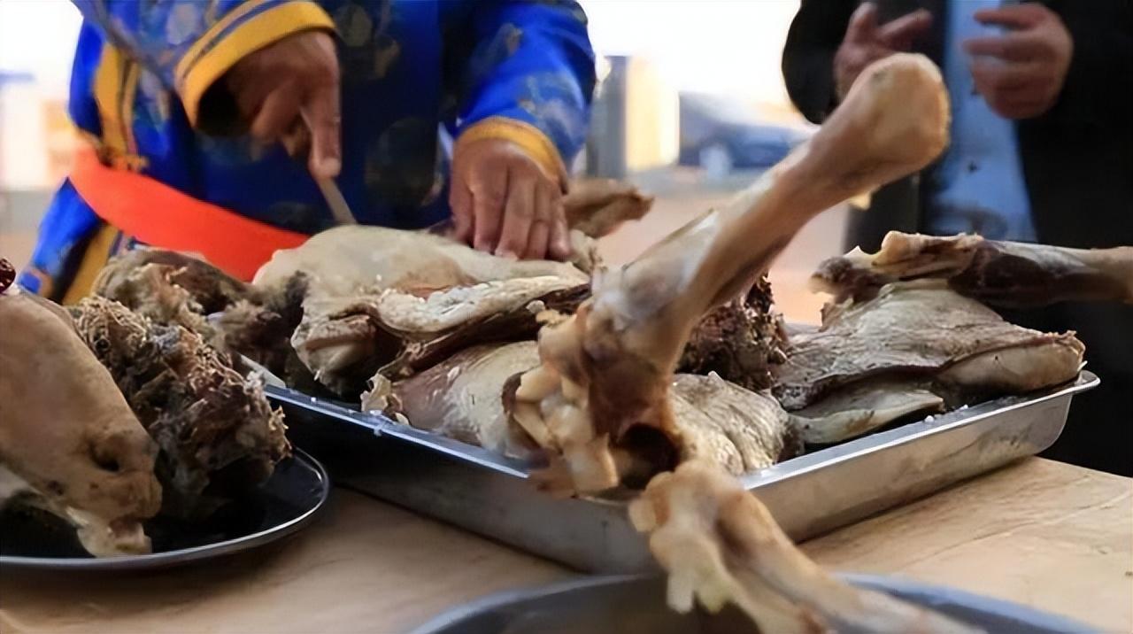 为什么在内蒙古大草原上，当地人更爱吃煮羊肉，而不是烤羊肉？其实原因很简单:
 