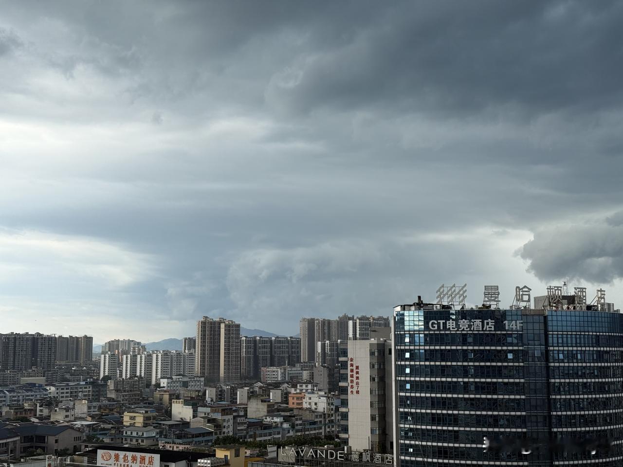 今天下班时刚好大雨，大家走了之后领导跟我聊了一下后续工作问题！

总结一句话大概
