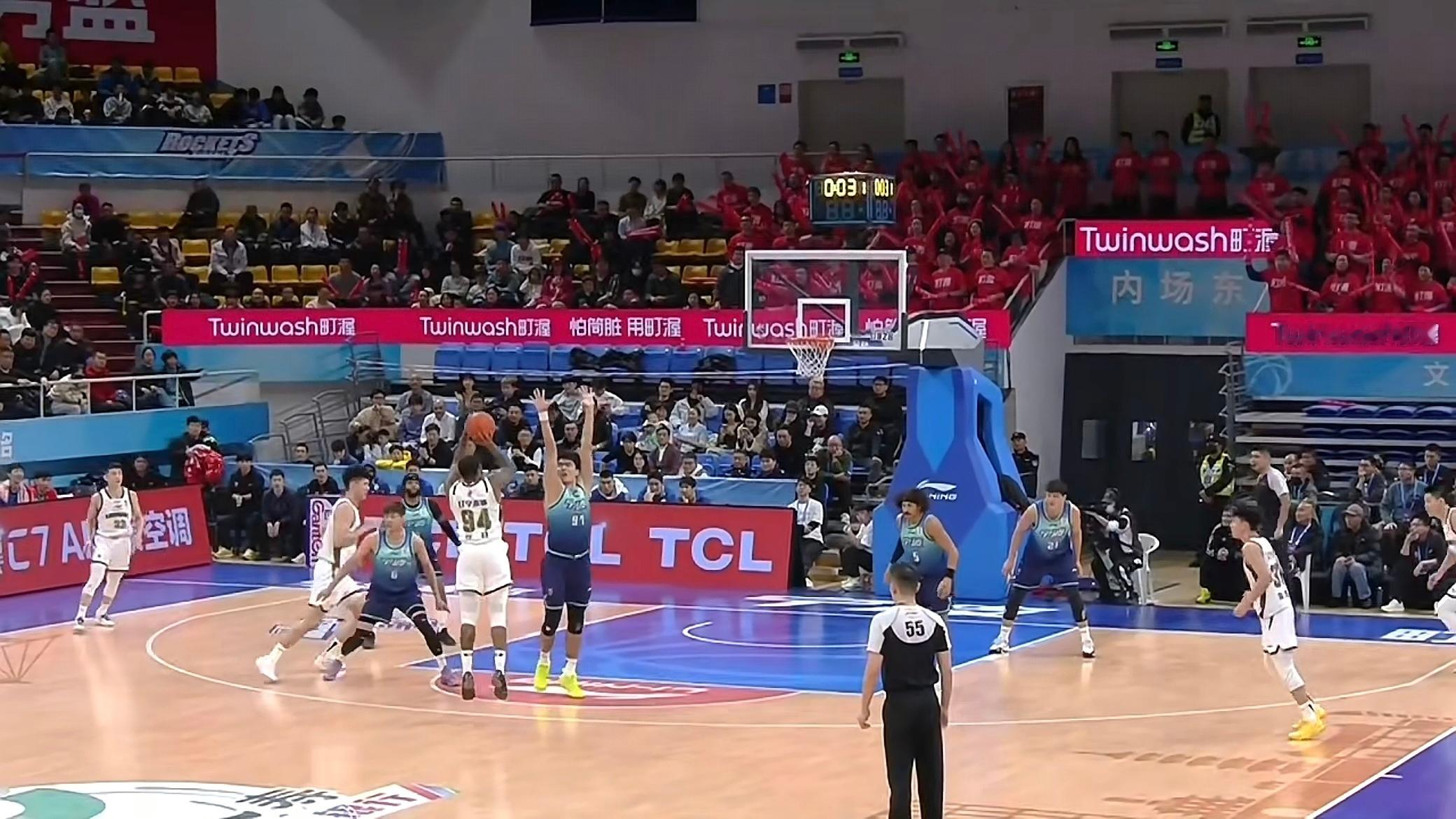 亨特终于投进了加盟辽篮的第一个三分！不容易！宁波男篮vs辽宁男篮