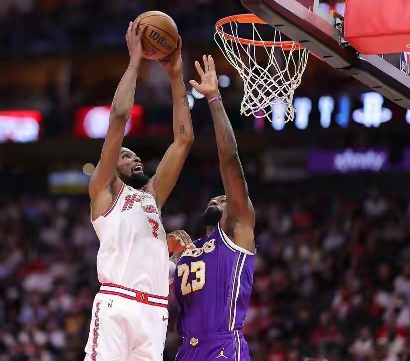 火湖大战即将在季后赛上演
詹姆斯大战杜兰特
这两个人已经是老对手了
加起来年龄快