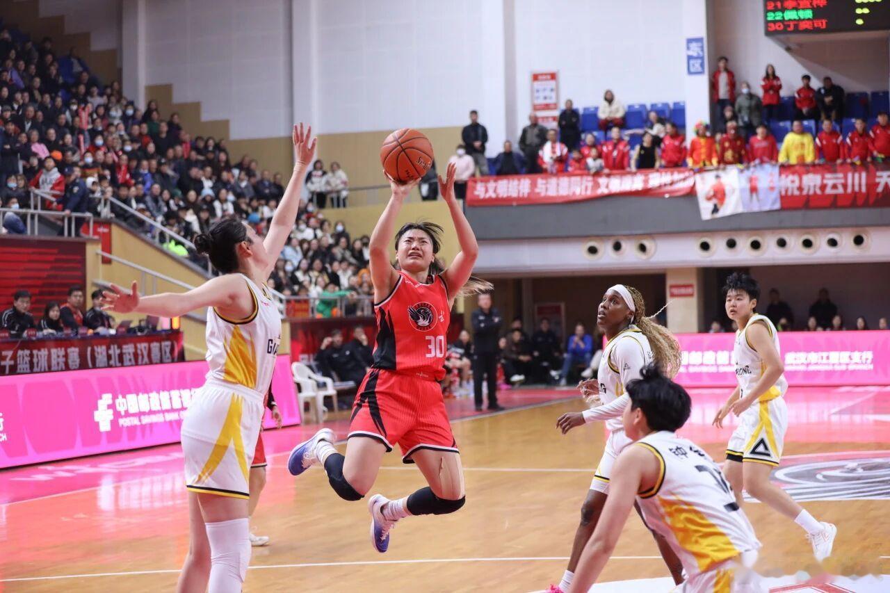 从43：105到77：68，盛帆女篮卧薪尝胆终雪耻！1月18日，武汉盛帆黄鹤女篮