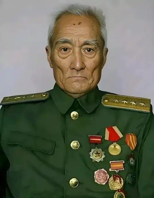 1955 年冬，抗战英雄肖万世，爱上地主家 18 岁女儿，上门提亲时，地主怒吼：