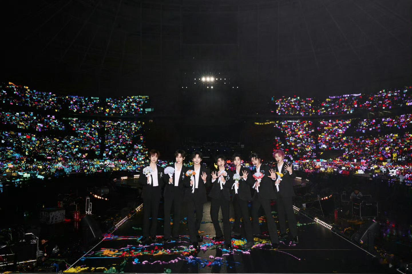 她哭的那一秒追星女狠狠共情 在场外抽到最喜欢的那张卡，手都在发抖！虽然没抢到票，