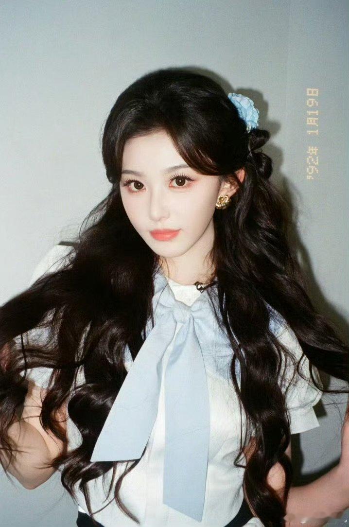 孔雪儿邓凯开场这个钓系味孔雪儿邓凯这开场谁顶得住啊，搂腰跳舞氛围感拉满。你好星期