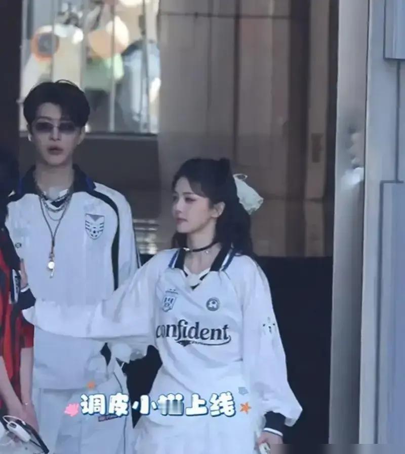 白鹿伸手给周洁琼贴名牌，周洁琼没接，白鹿的手就这么在半空停了五秒……😳
咱就