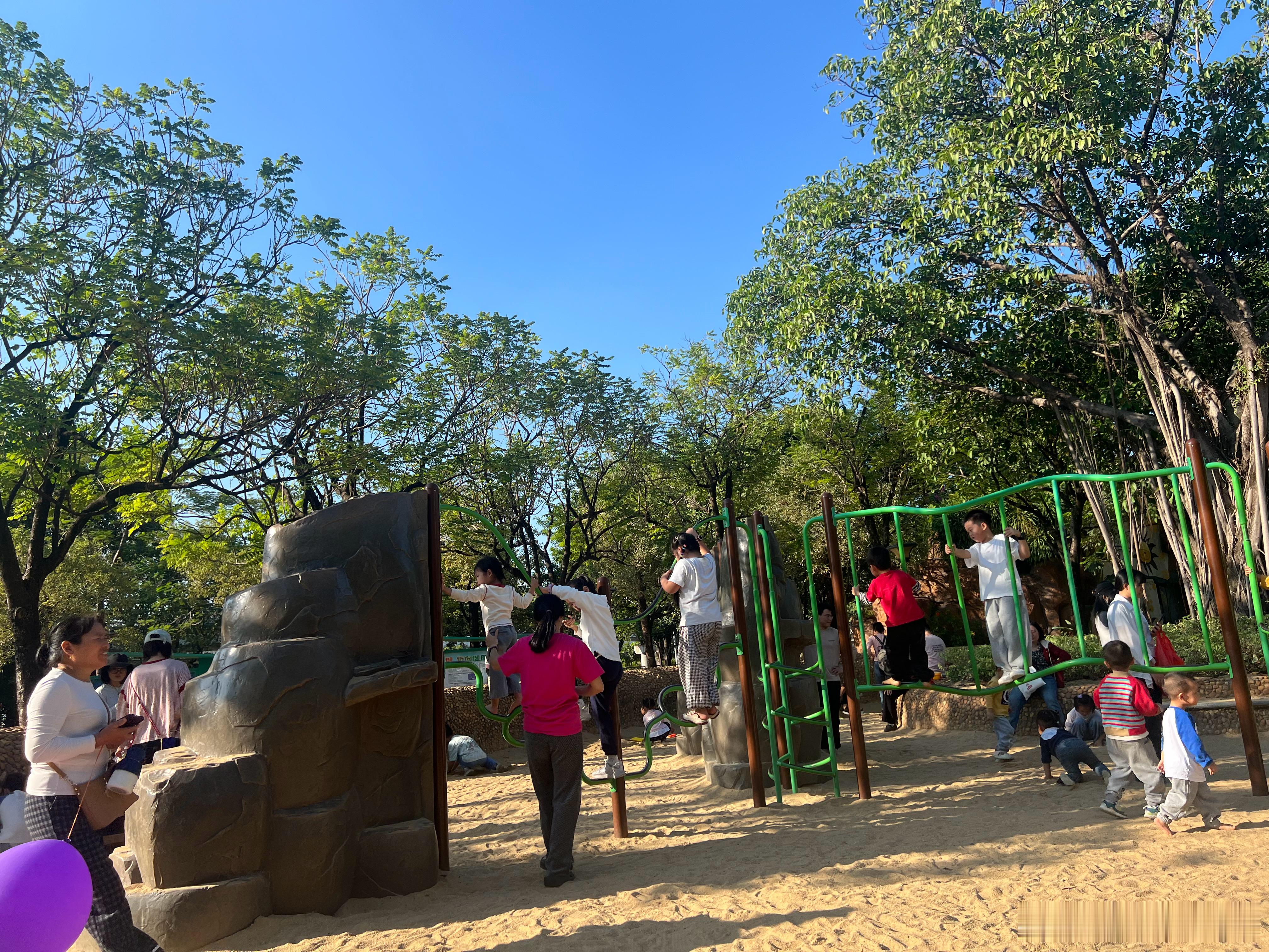 天气太好了必须要出来户外遛娃公园走起啦～发现竟然应该穿短袖的，太热了