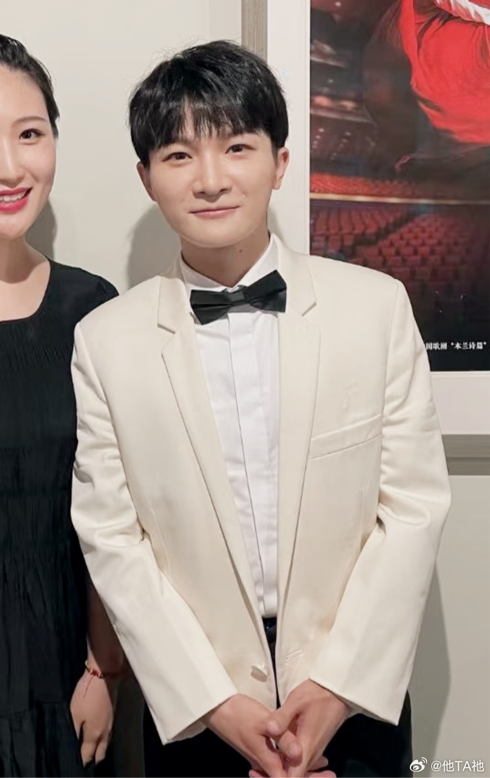 新合照：①大鱼重逢之夜后台②国家大剧院图一真的好漂亮周深 周深演唱会