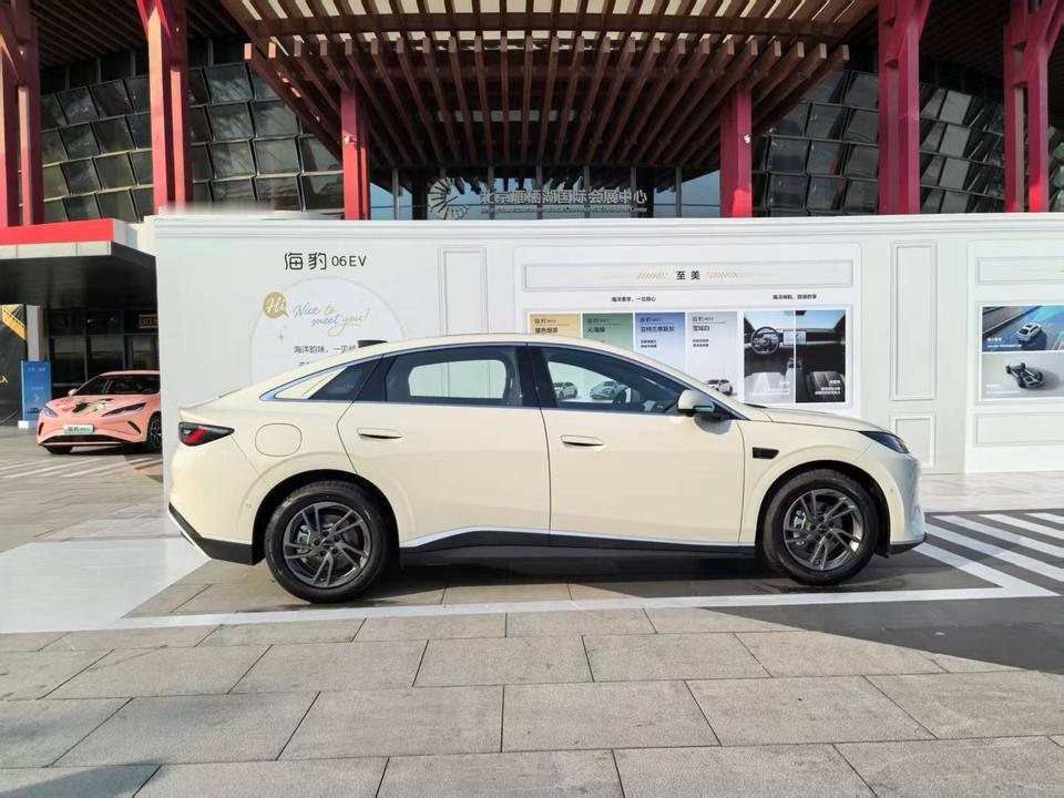 比亚迪海豹06EV上市，不到13万带车载冰箱的车，不香吗？
2025年6月24日