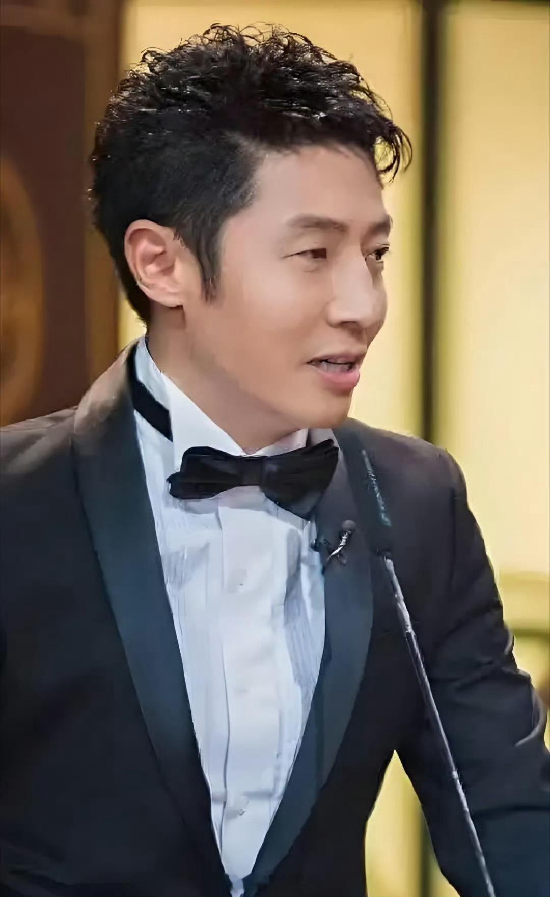 撒贝宁随地大小演2026北京车展，撒贝宁随性整活尽显松弛烟火气，郎朗驻足聆听小粉