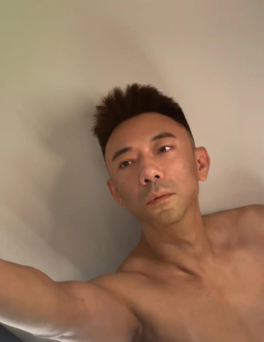 这个角度，能打几分？🤔
新剪的发型，配上新练出的线条。 感觉状态还不错，随手拍