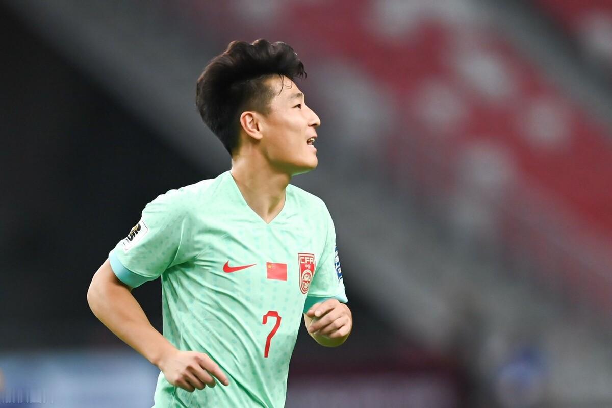 国足上半场2比0领先新加坡，武磊头顶脚踢打进两球，并且还罚丢了点球。武磊上半场的