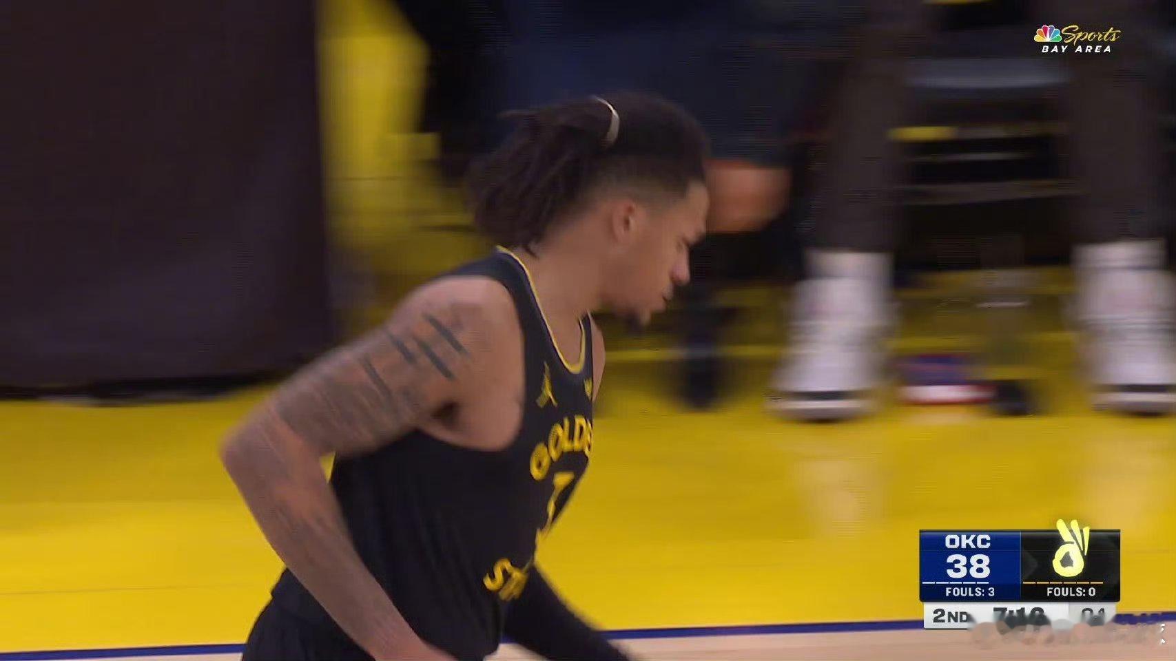 刚才被追到只有两分分差，随着多尔特一记超远彩虹打板三分投进，雷霆打了勇士一波19