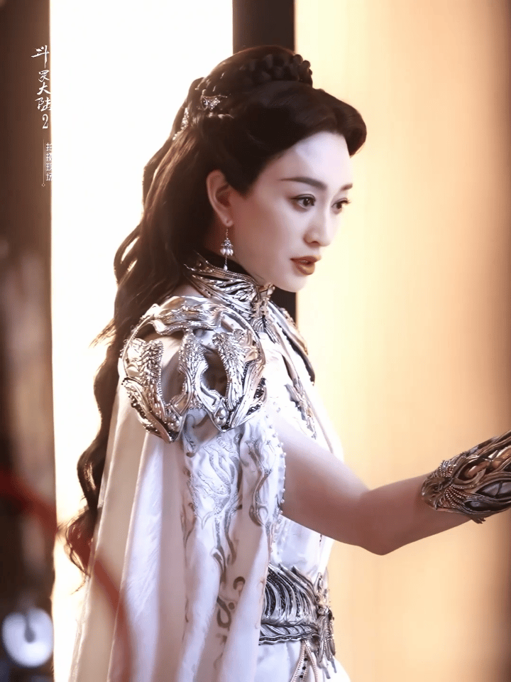 李小冉于《斗罗大陆 2》中饰演比比东，重回“疯批女人”形象。其登场即霸屏，霸气野