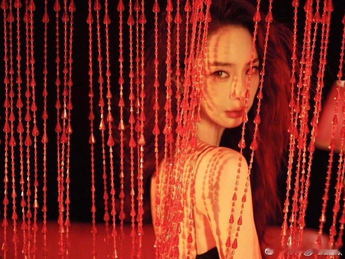 谁把戚薇搬我姥炕上了 戚薇真的适配所有风格！这次红裙造型又鲨疯了，温柔又霸气，一