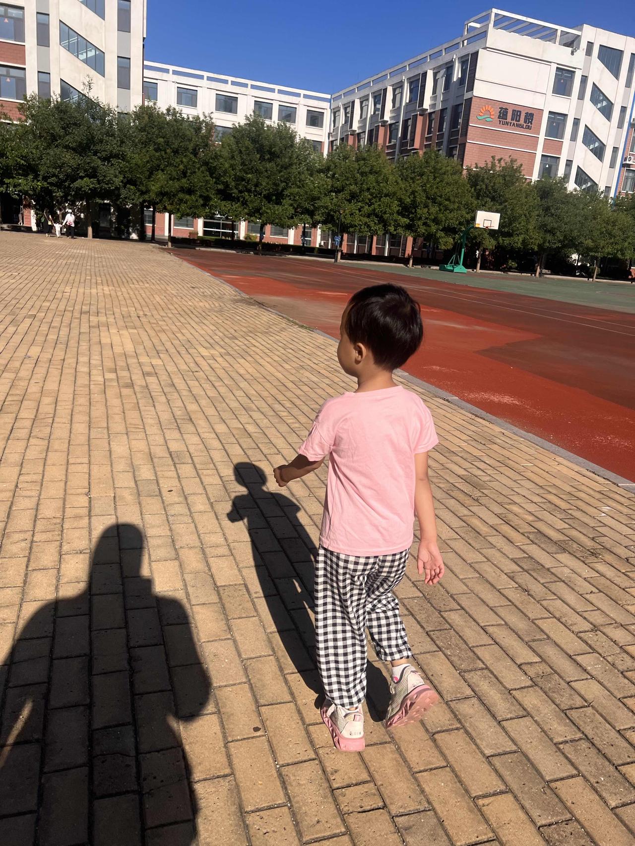 第一天上幼儿园，宝宝一身轻松，步伐欢快的走进教室，和妈妈分别的时候还懵懵懂懂的，