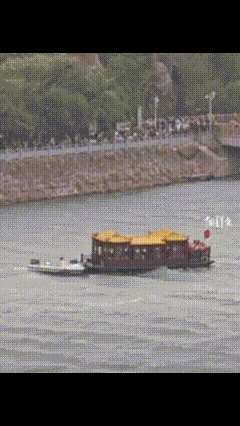 太惊险了！景点观光船本来是顺流而下，然而突然在湖面失控，因为突发7级大风，导致观