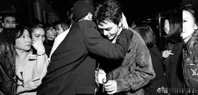 李佳琦追星王嘉尔成功 王嘉尔和李佳琦拥抱了，李佳琦这波属于追星成功了 