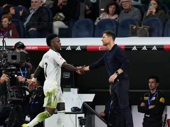 阿隆索的命真是不错，国家德比击败伤病困扰的巴萨，欧冠又迎来状态不佳的利物浦！
从