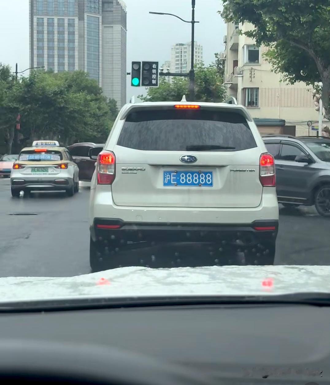 有人说上海这5个8车牌号，私人户不值钱  公户最少也得七八十万？有上海本地的车友