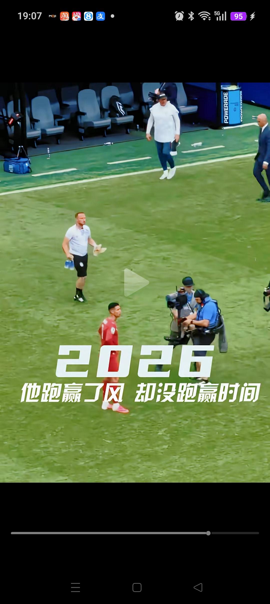 对比梅西，C罗首轮比赛的表现，我想说：这纯纯就是队友差距而已！

梅西的队友，有