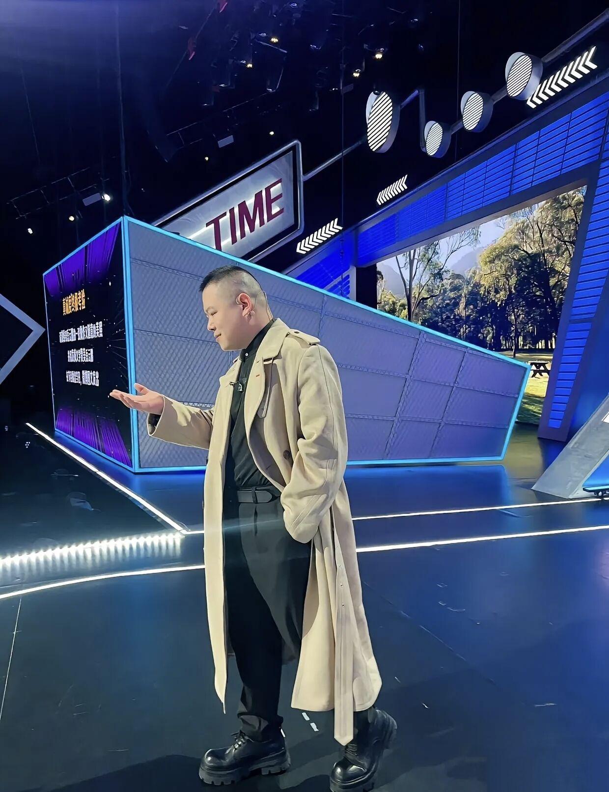 这是谁 穿了个增高鞋