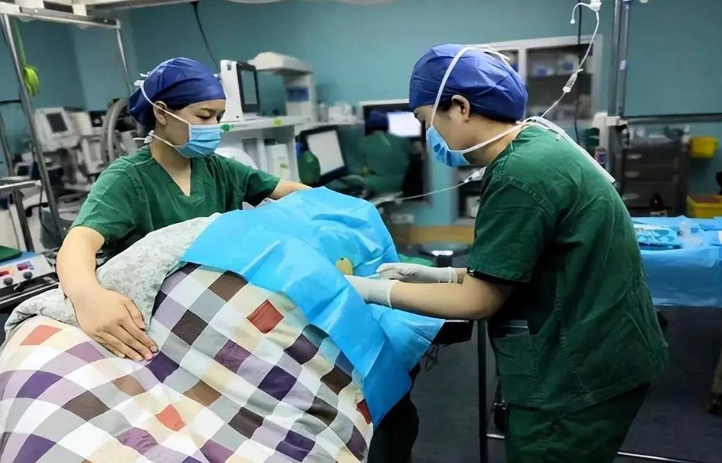 女子在医院做全麻手术，手术结束后1小时，女子报案称被医生吮吸胸部，经鉴定，女子身