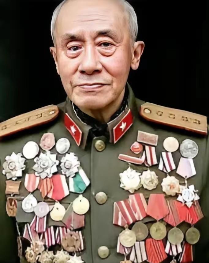 1938年，几十名日军正在河中央洗澡，被一名路过的八路军发现，本以为他会偷偷报告