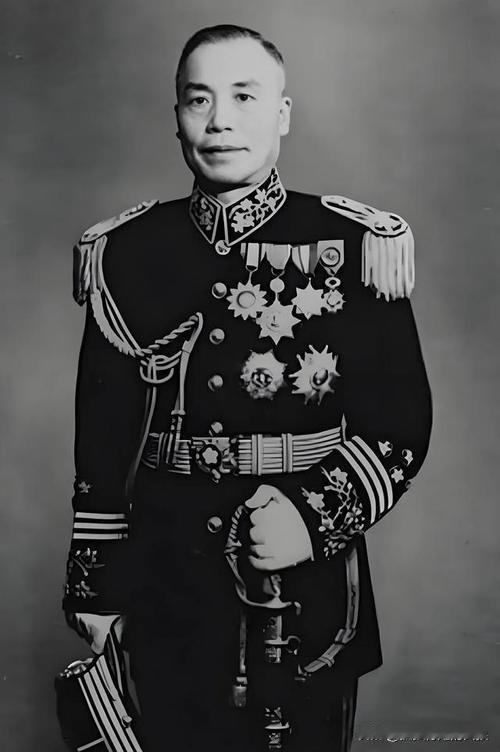 1948年国民党正副总统任职上，本来说好两人都穿军装的蒋介石摆了李宗仁一道，穿着