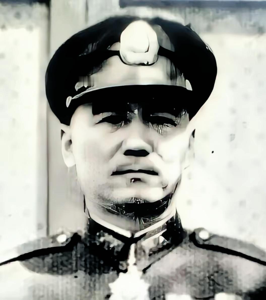 1949年，国军30军军长鲁崇义准备起义，但参谋长何沧浪听完，却红着脸，说：“军