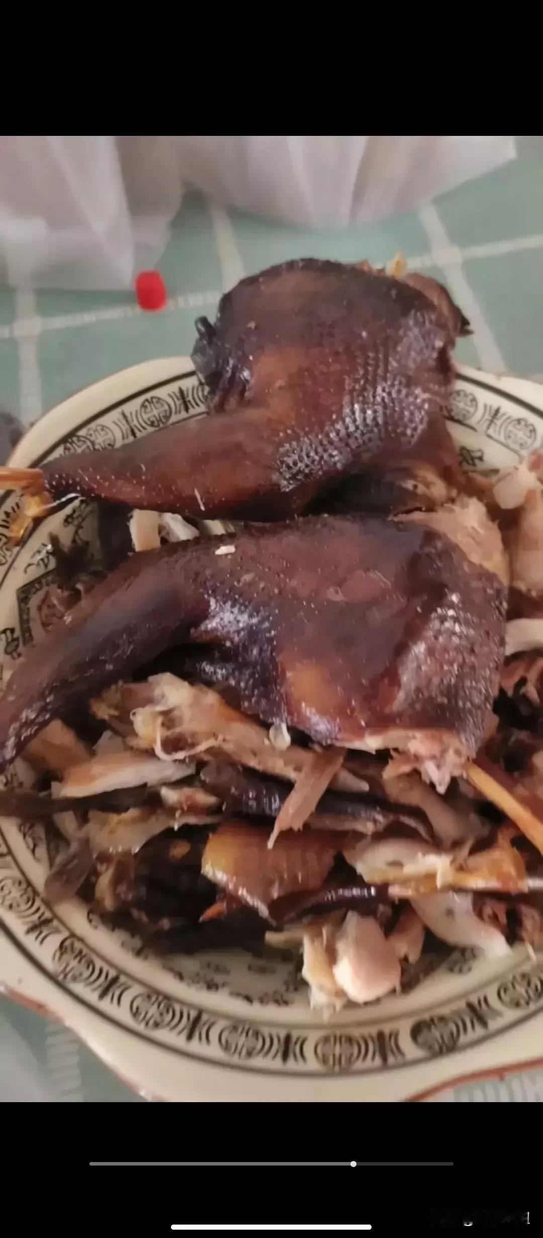 今天朋友特别生气，她说买了风干鸡，又煮的皮冻，好心好意的拿着风干鸡和皮冻去送给儿