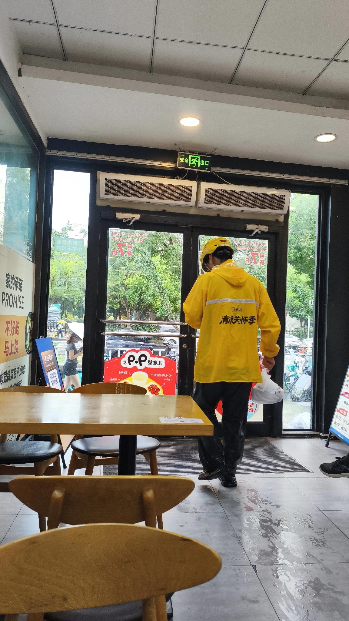 南京这暴雨下得跟泼水似的，好多人“全湿上班”，高速都限速了。这天气里，最辛苦的就